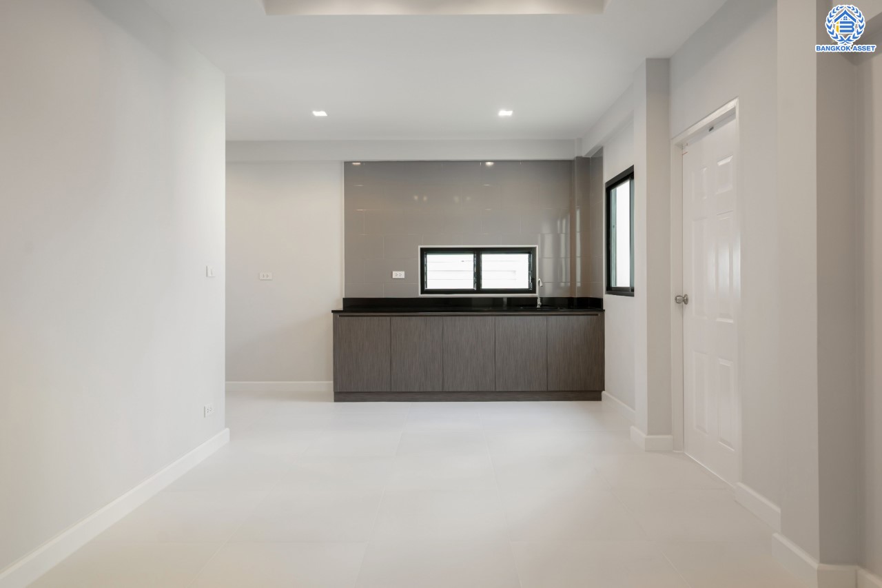 คฤหาสน์หลังใหญ่ตกแต่งใหม่ ม.บ้านสวนดอกไม้ ปิ่นเกล้า ดีไซน์สุด Luxury เนื้อที่ 154.5 ตร.ว. บนพื้นที่ใช้สอยถึง 435 ตร.ม. ฟังก์ชันจัดเต็ม 5 ห้องนอน 6 ห้องน้ำ 1 ห้องแม่บ้าน 2 ห้องอเนกประสงค์ (มีเรือนรับรองด้านข้าง พร้อมห้องน้ำในตัว) จอดรถได้ถึง 4 คัน บนทำเลเชื่อมต่อเมืองอย่างรวดเร็ว ใกล้ทางคู่ขนานลอยฟ้าบรมราชชนนี ทางด่วน "กาญจนาภิเษก" ม.มหิดล และเซ็นทรัลปิ่นเกล้า